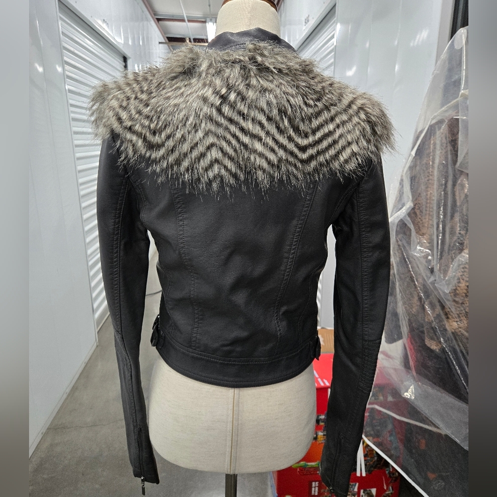 Romeo & Juliet Couture Black Faux Leather Moto Jacket W/ Faux Fur Collar Sz Smal - Picture 3 of 9